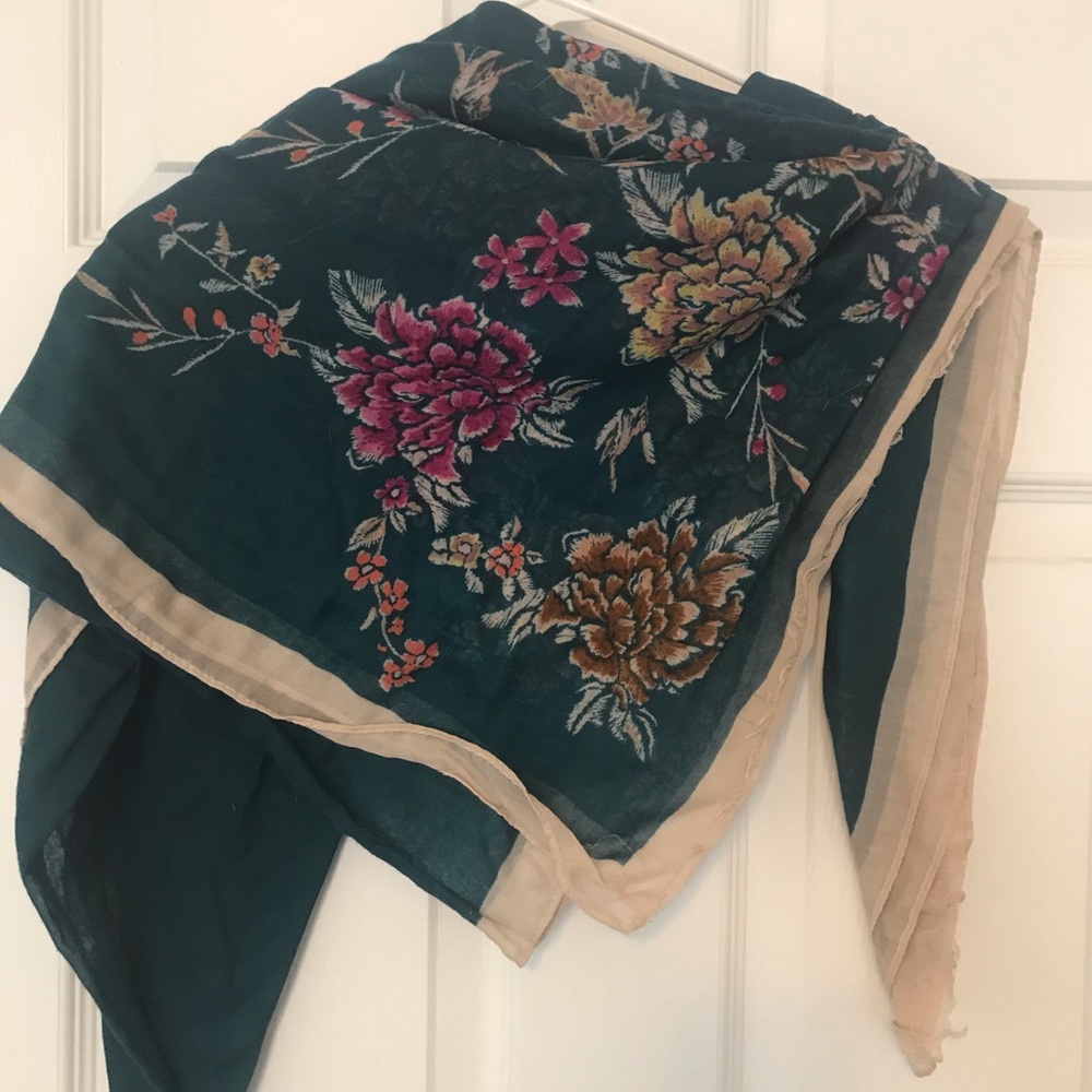 Blanket scarf floral pattern